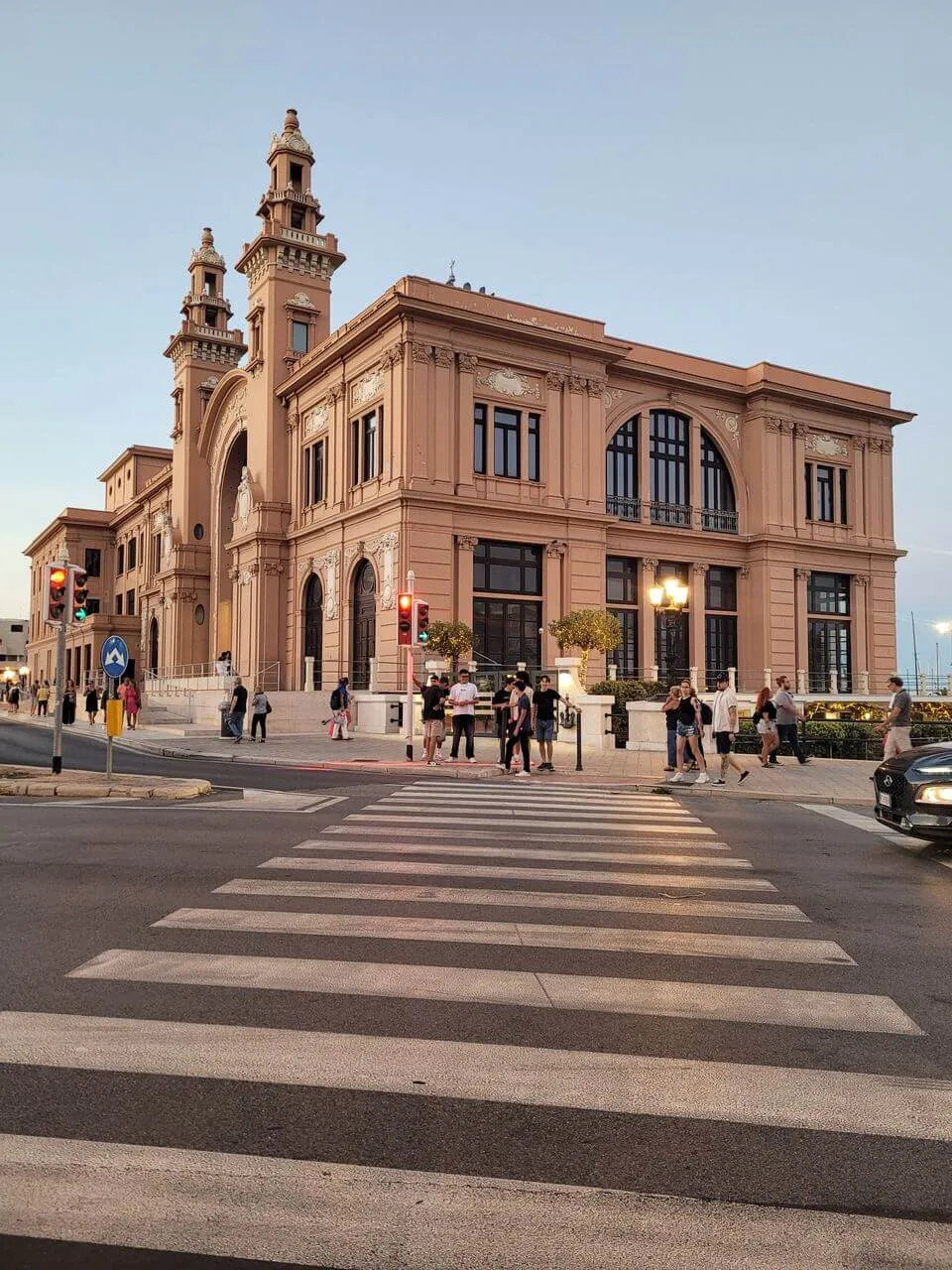Zdjęcie Jak dojechać z lotniska do Bari - tanie i szybkie opcje transportu