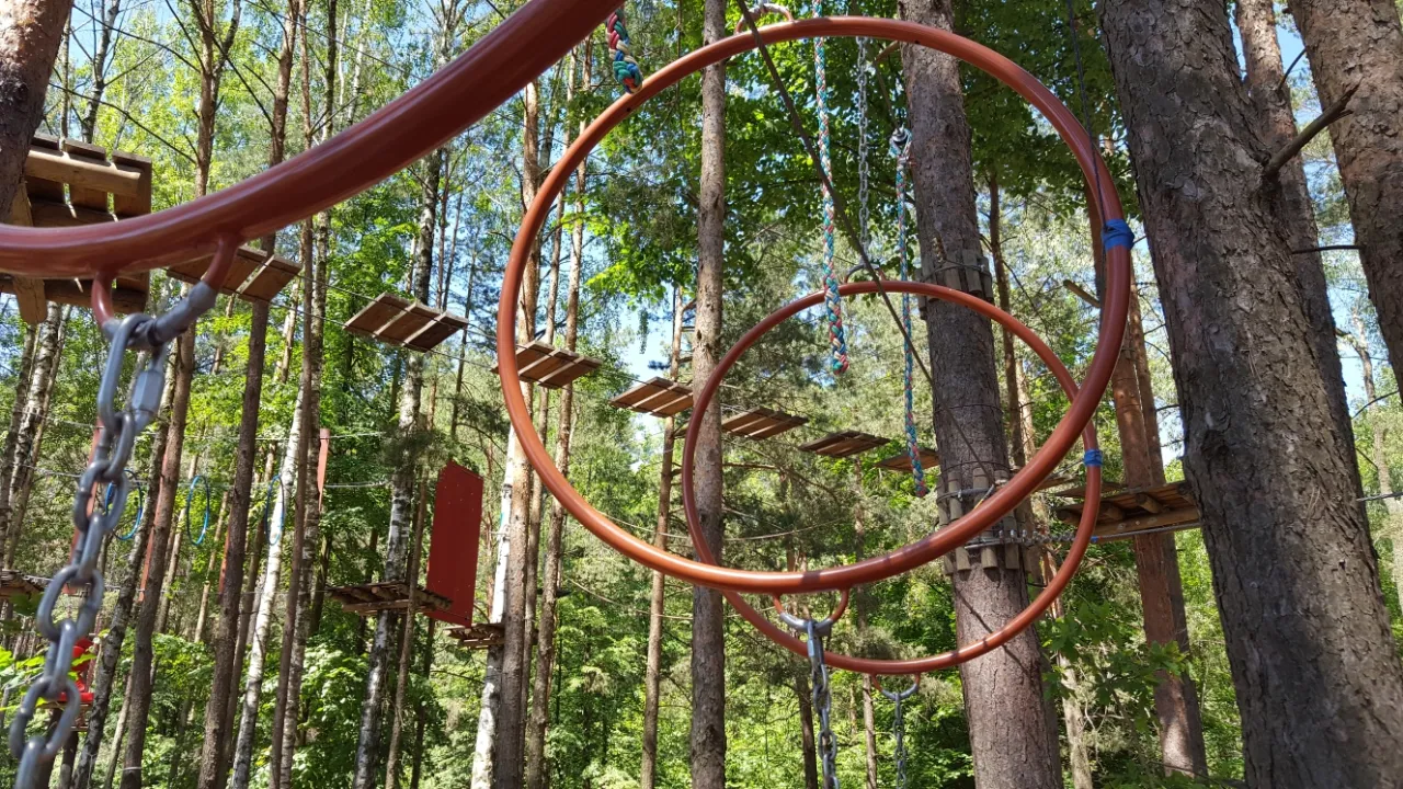 Zdjęcie Park linowy Jeroniki - atrakcje, trasy i godziny otwarcia