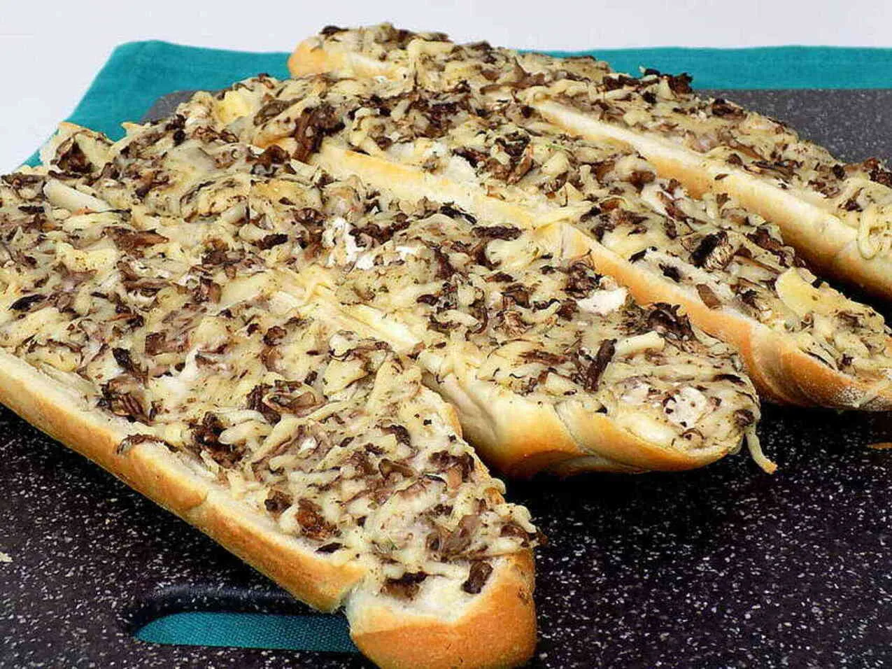 Zdjęcie Domowa zapiekanka z pieczarkami: przepis jak z budki!