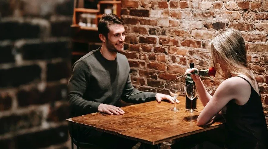 Zdjęcie Jak flirtować z kobietą skutecznie: 9 nieznanych technik podrywu