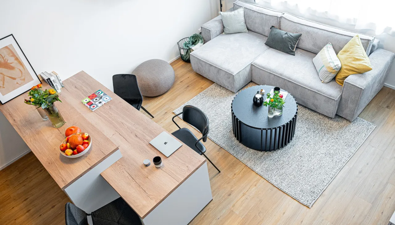 Zdjęcie Jak ustawić stół w małym salonie, aby zaoszczędzić przestrzeń i stylowo urządzić wnętrze