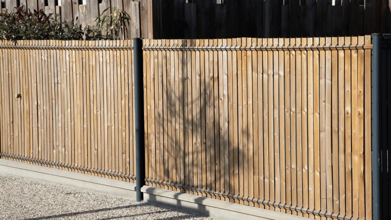 Zdjęcie Jak zrobić płot drewniany - proste kroki do trwałego ogrodzenia