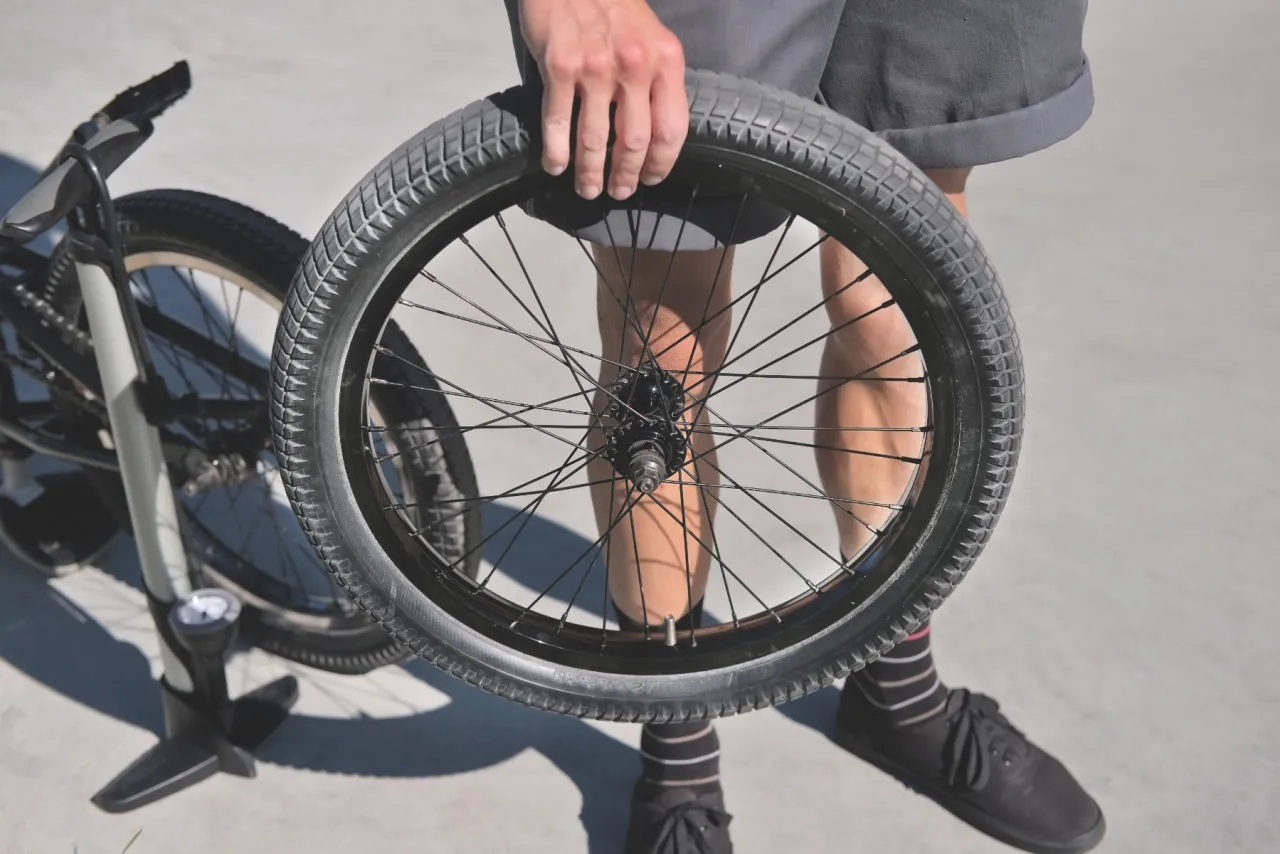 Zdjęcie Jak wymienić opony w rowerze: 7 prostych kroków dla każdego rowerzysty