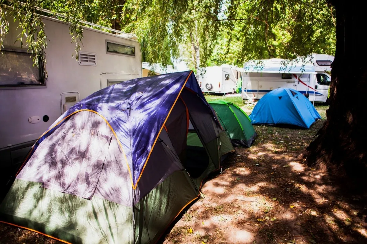 Zdjęcie Gdzie pod namiot nad morze? Odkryj najlepsze pola namiotowe