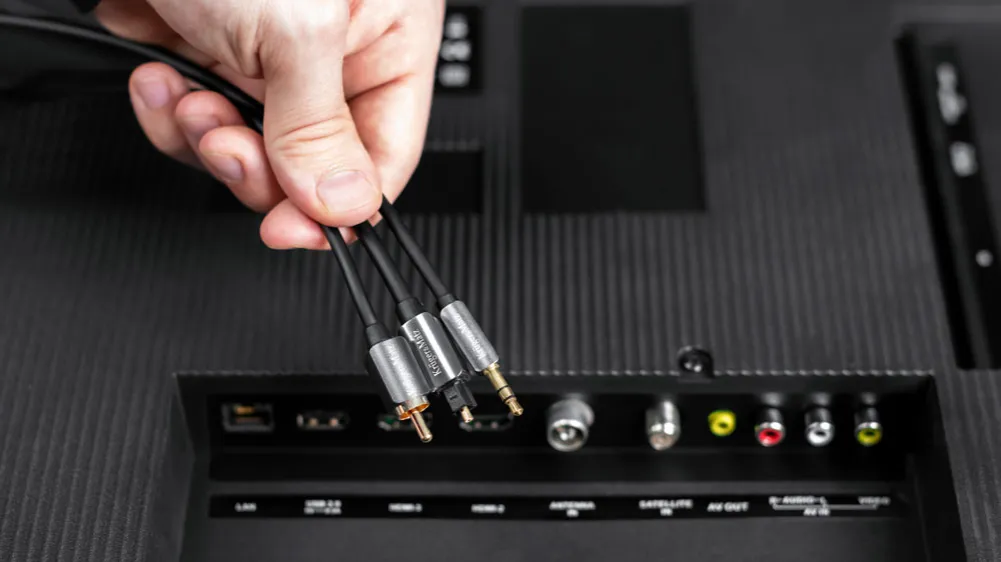 Zdjęcie Jak podłączyć subwoofer do telewizora - uniknij najczęstszych błędów