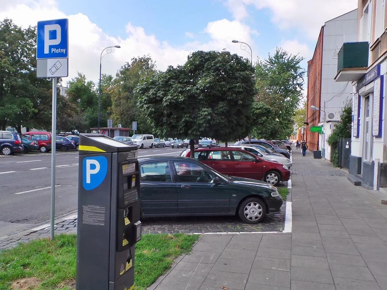 Zdjęcie Kiedy nie można parkować na chodniku? Uniknij wysokich mandatów