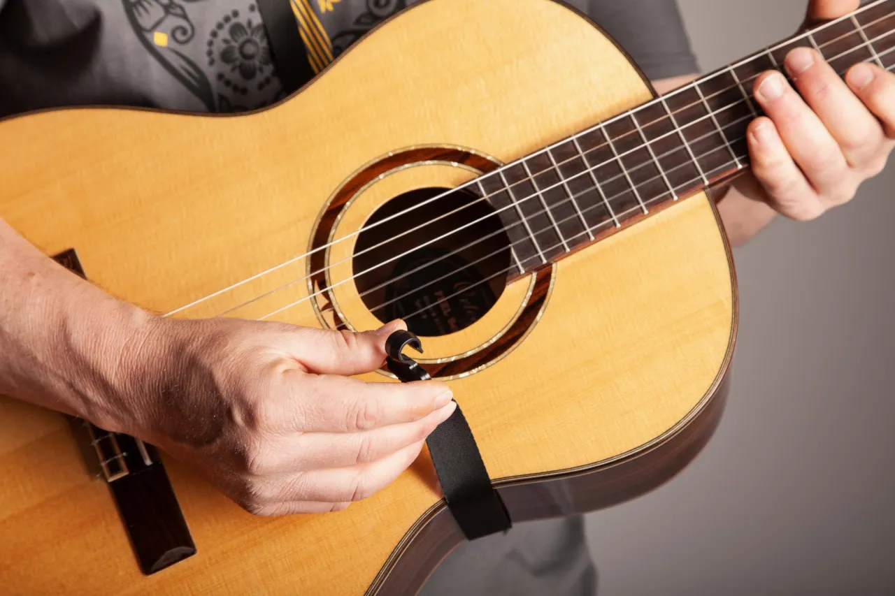 Zdjęcie Jak założyć pasek do gitary klasycznej i uniknąć uszkodzeń instrumentu