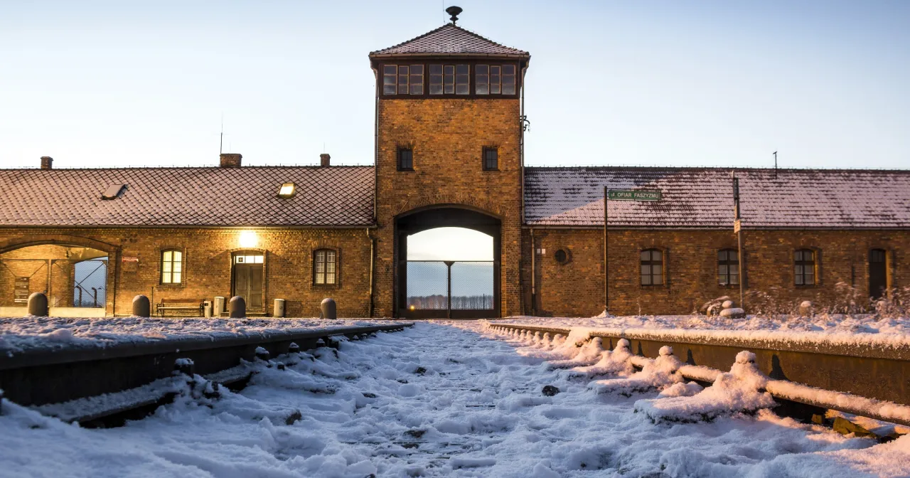Zdjęcie Kiedy powstał Auschwitz-Birkenau? Poznaj szokujące fakty o obozie
