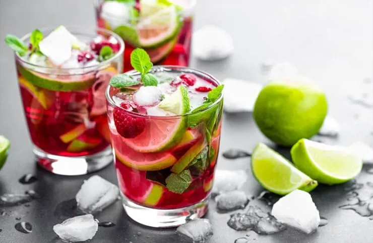 Zdjęcie Orzeźwiające drinki z mango i rumem - proste przepisy na lato