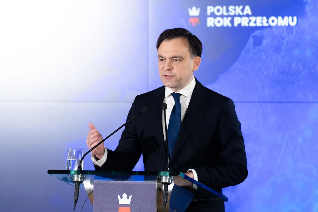 Zdjęcie Czy benzyna przewodzi prąd? Odkryj zaskakujące fakty o jej właściwościach
