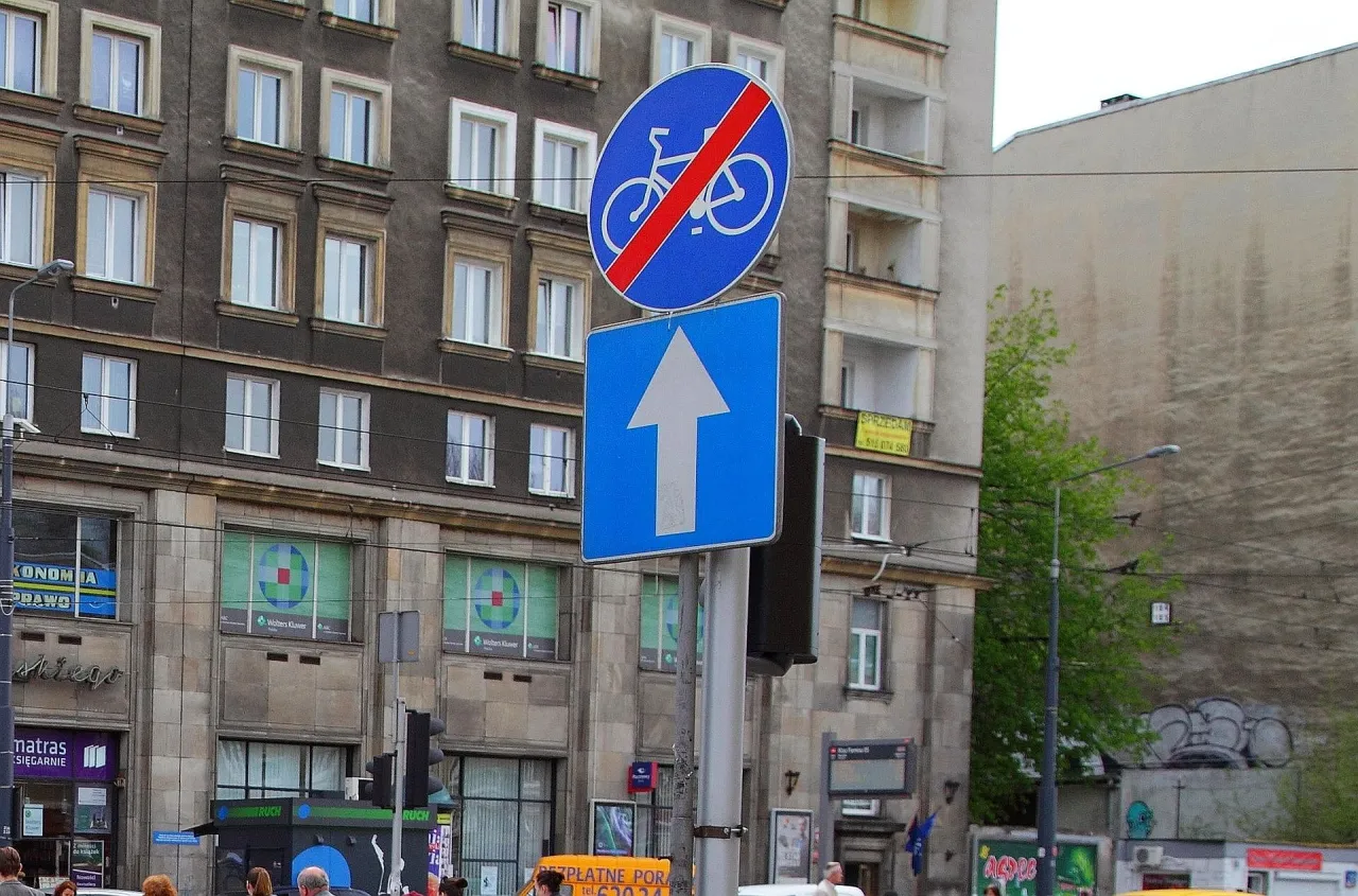 Zdjęcie Znaki drogowe: Jak rozpoznać drogę jednokierunkową?