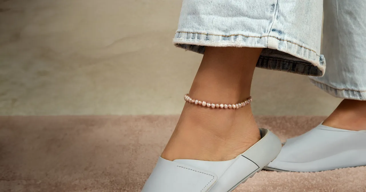 Zdjęcie Bransoletka na nogę na której nodze: wybierz z klasą i stylem