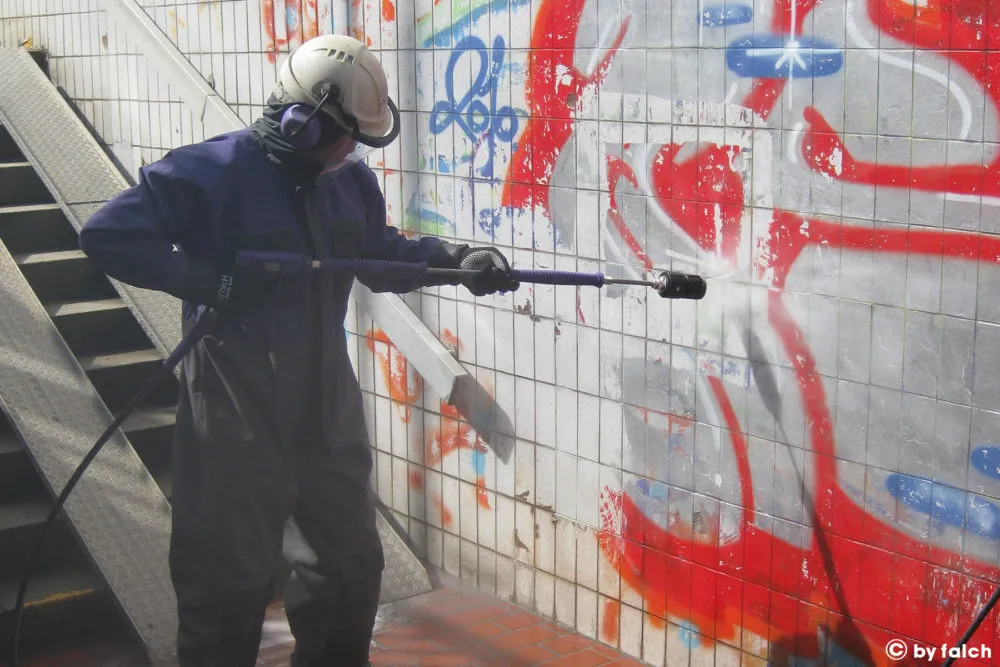 Zdjęcie Jak usunąć graffiti z elewacji: 5 skutecznych metod i porady