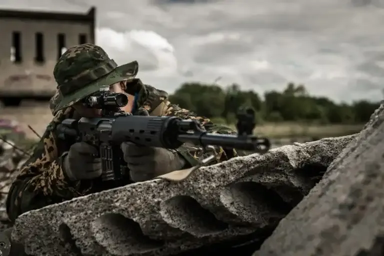 Zdjęcie Czy z wadą wzroku przyjmują do wojska? Sprawdź, jakie są kryteria
