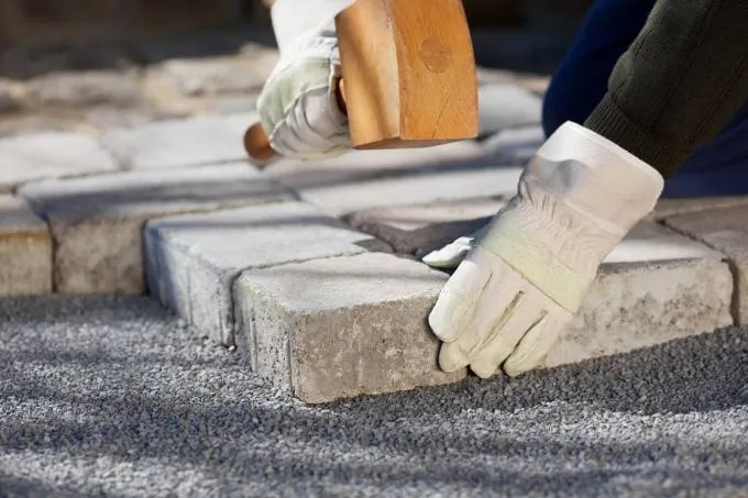 Zdjęcie Czym utwardzić teren? Najlepsze materiały i metody na każdą działkę