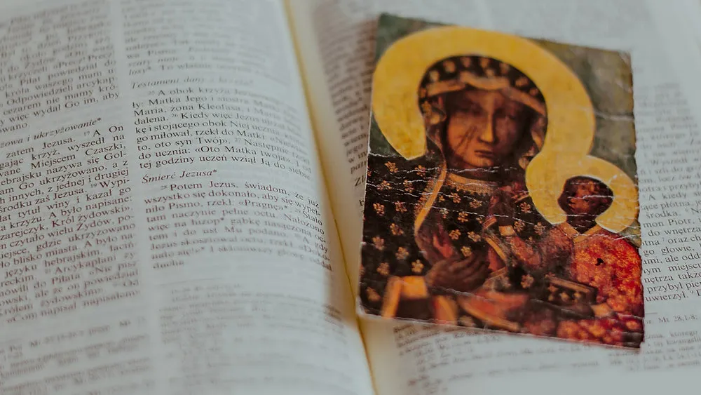 Zdjęcie Kto i dlaczego stosuje nazwę Pismo Święte? Odkryj jego znaczenie