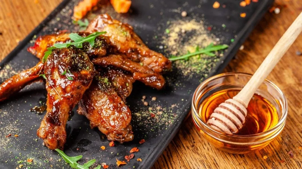 Zdjęcie Jak zamarynować kurczaka na grilla, by zachwycić smakiem i aromatem
