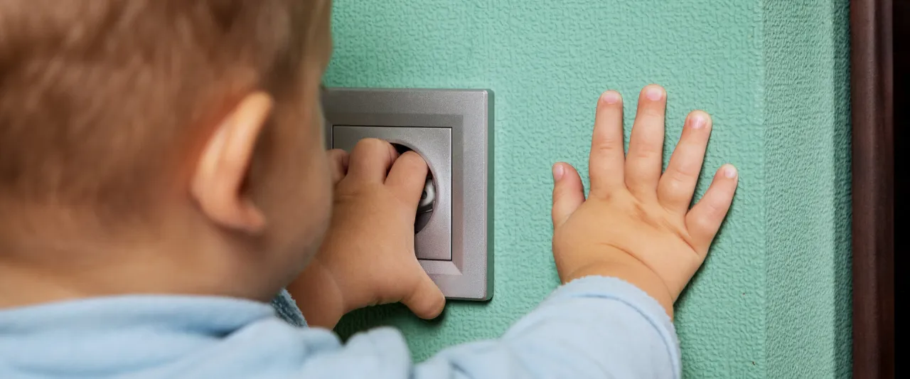 Zdjęcie Dlaczego człowiek kopie prądem i jak temu zapobiec w prosty sposób