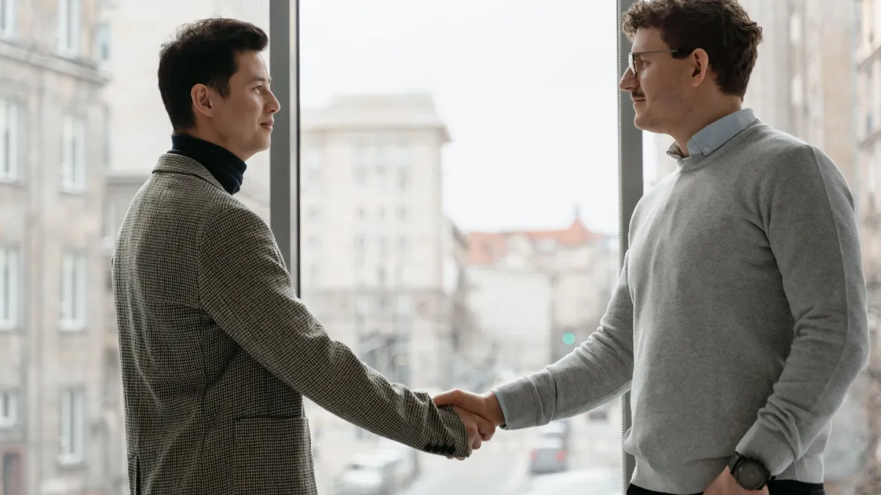 Zdjęcie Kto płaci prowizję dla biura nieruchomości przy wynajmie? Zaskakujące fakty