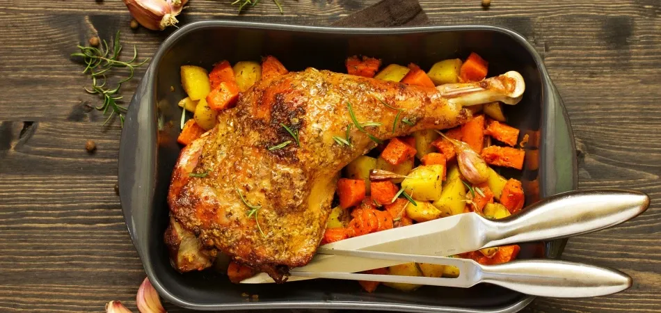 Zdjęcie Ile piec udziec z indyka w piekarniku? Czas i temperatura pieczenia.