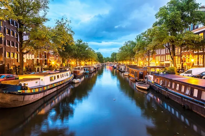 Zdjęcie Jak dojechać z lotniska Eindhoven do Amsterdamu? Sprawdź najlepsze opcje