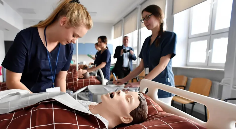 Zdjęcie Co po studiach dziennikarskich? Odkryj nieoczywiste ścieżki kariery