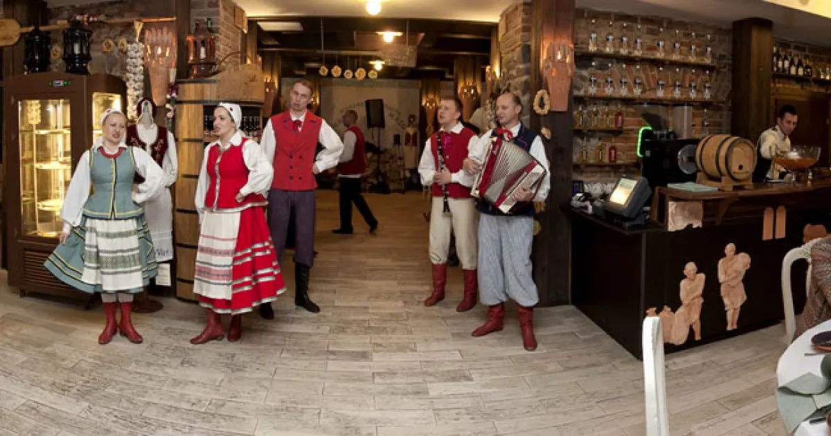 Zdjęcie Gdzie zjeść w Rynie? Odkryj najlepsze restauracje i smaki
