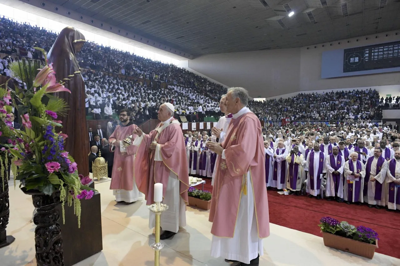 Zdjęcie Kolor szat liturgicznych w adwencie - fioletowy, różowy i ich znaczenie