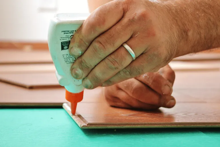 Zdjęcie Jak skutecznie zmyć klej super glue z paneli - 5 sprawdzonych metod