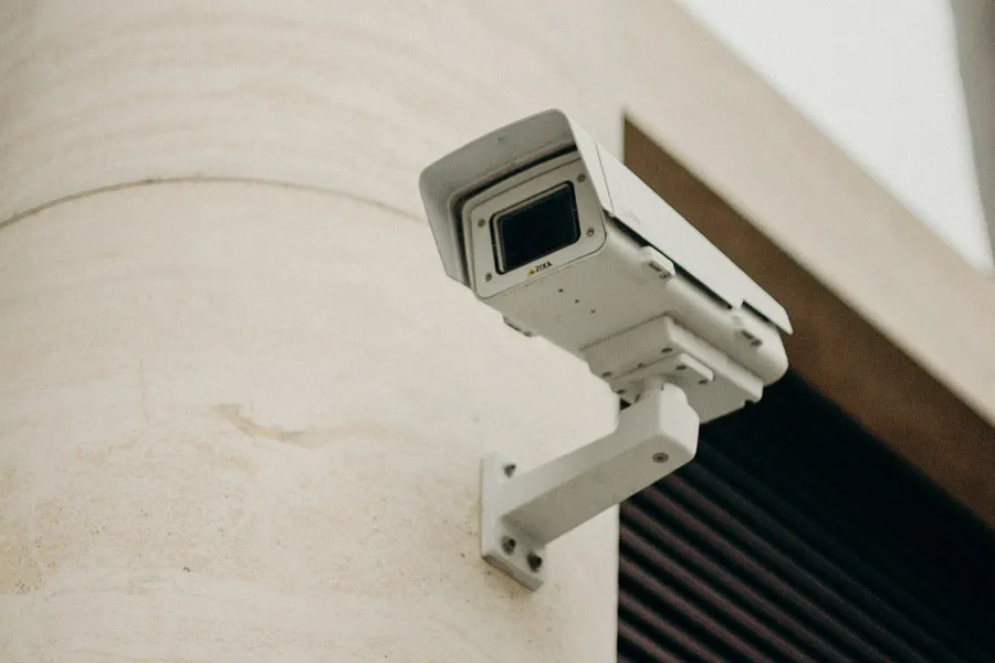 Zdjęcie Czy można zamontować kamerę na budynku? Przepisy i praktyczne porady