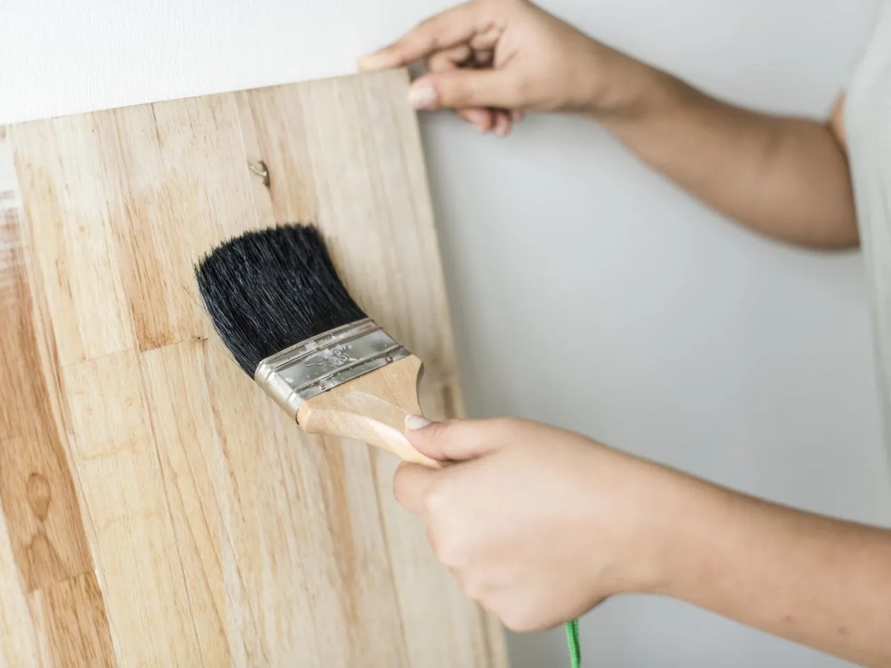 Zdjęcie Jak odnowić boazerię lakierowaną: 5 skutecznych metod DIY