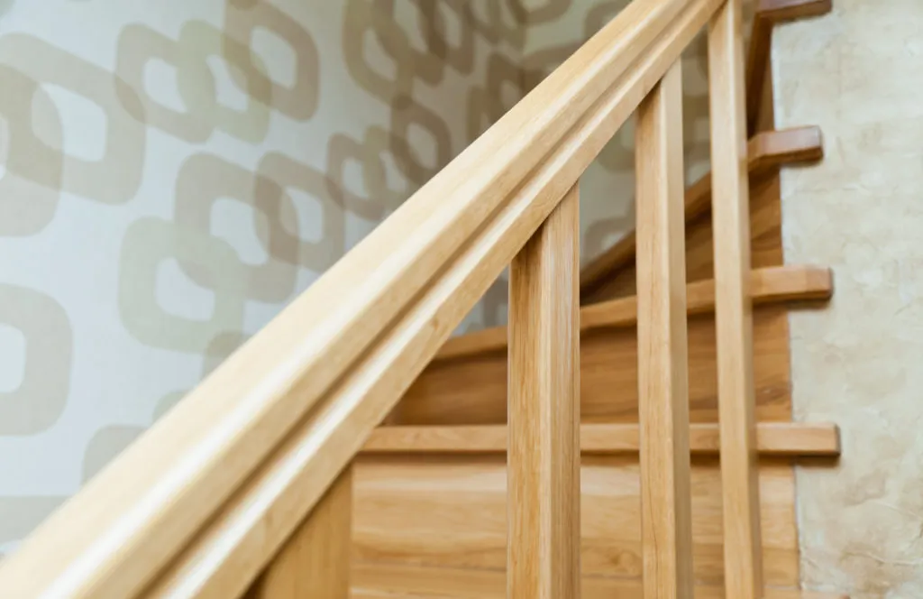 Zdjęcie Jak zamontować balustradę drewnianą na schodach - uniknij błędów w instalacji