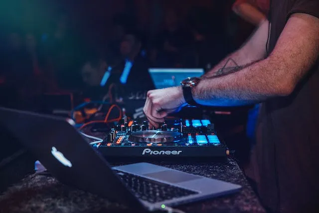Zdjęcie Ile kosztuje DJ na 50 urodziny? Sprawdź ceny i ukryte wydatki!