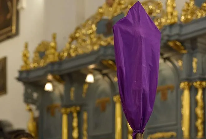 Zdjęcie Kiedy zasłaniamy krzyże w kościele? Poznaj znaczenie tej tradycji