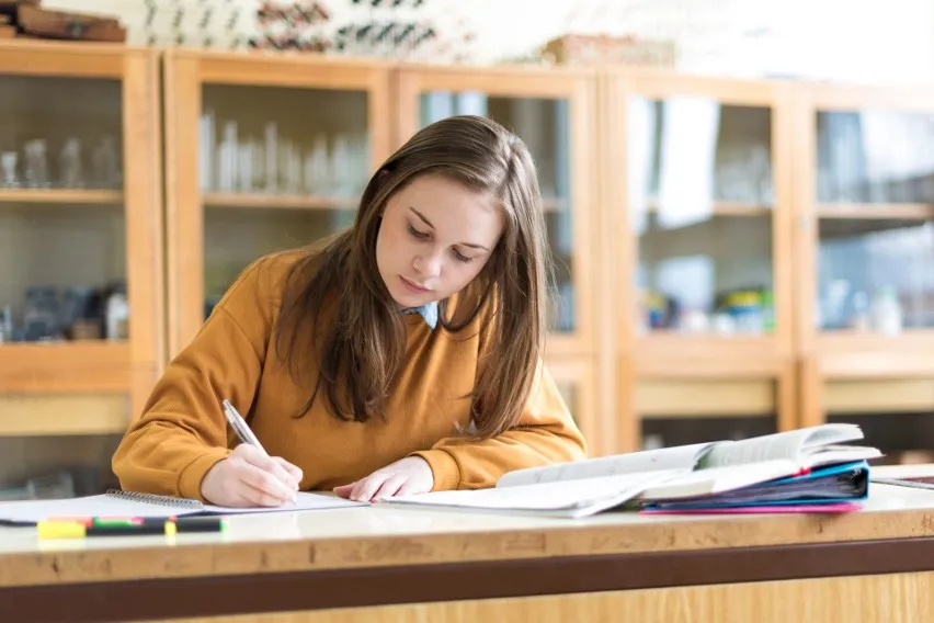 Zdjęcie Co można kupić za stypendium szkolne? Ważne wydatki, które warto znać