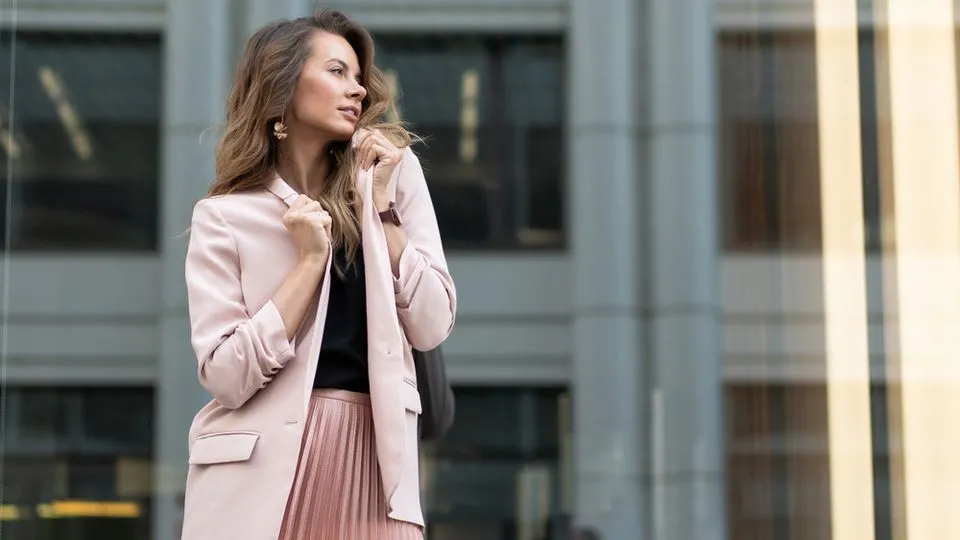 Zdjęcie Jaką bluzkę pod żakiet wybrać, aby wyglądać elegancko i stylowo?