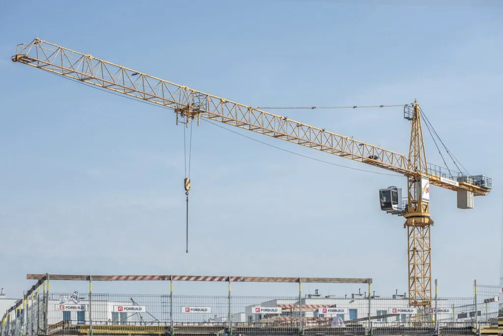 Zdjęcie Ile zarabia operator dźwigu budowlanego? Sprawdź pensje i czynniki wpływające na wynagrodzenie