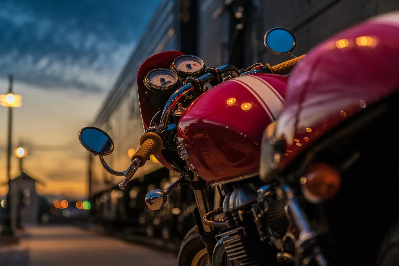 Zdjęcie Czy można ładować akumulator motocyklowy prostownikiem samochodowym? Uwaga na ryzyko!