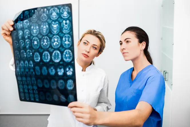 Zdjęcie Czym zajmuje się lekarz neurolog? Objawy i schorzenia, które leczy