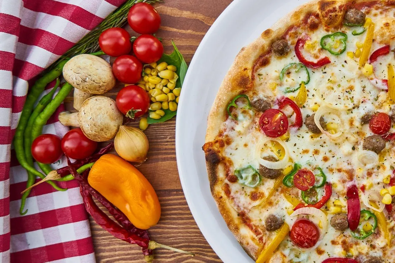 Zdjęcie Pizza w mikrofali: ile czasu grzać, by była idealna?