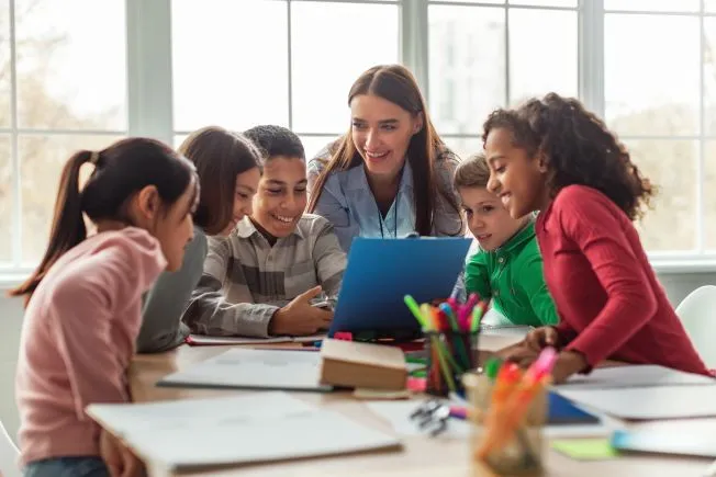 Zdjęcie Poznaj wszystkie zajęcia prowadzone przez pedagoga szkolnego - Poradnik rodzica