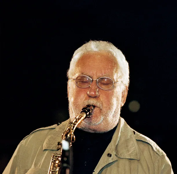 Zdjęcie Stan saksofonista jazzowy: jego wpływ na cool jazz i bossa novę