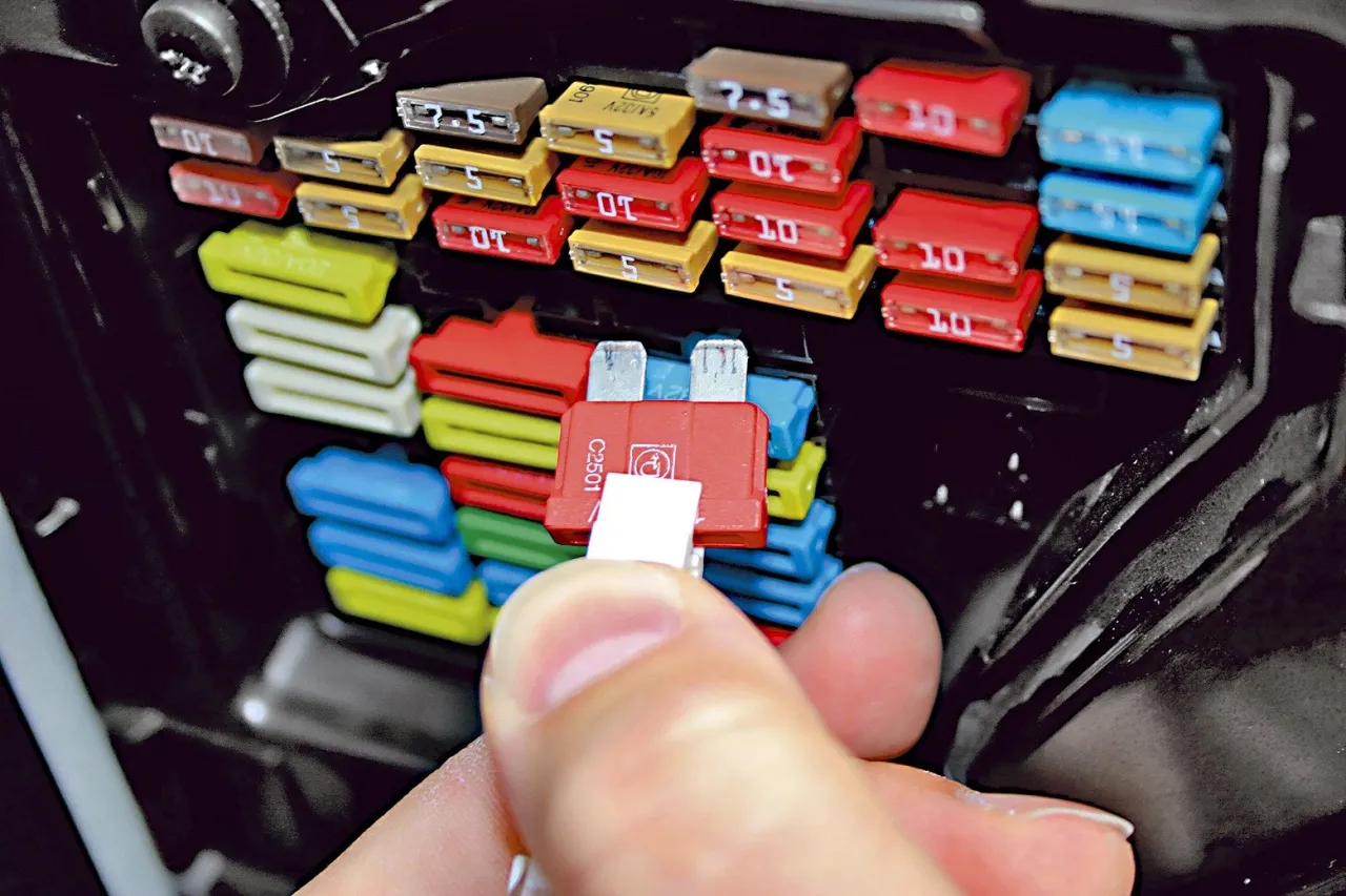 Zdjęcie Jak wyjąć bezpiecznik bez ryzyka uszkodzenia instalacji elektrycznej