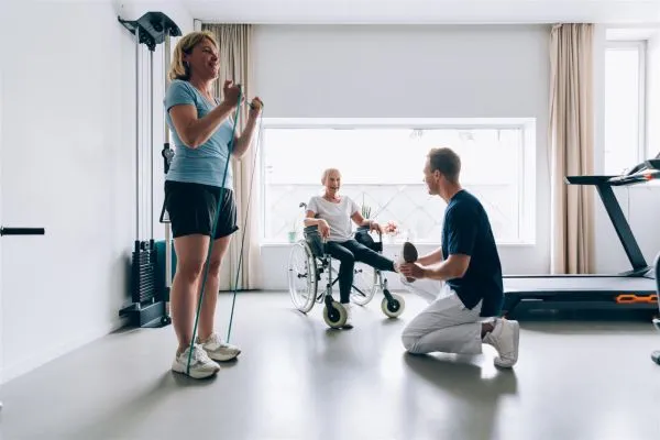 Zdjęcie Czym się różni fizjoterapia od rehabilitacji? Kluczowe różnice i zastosowania