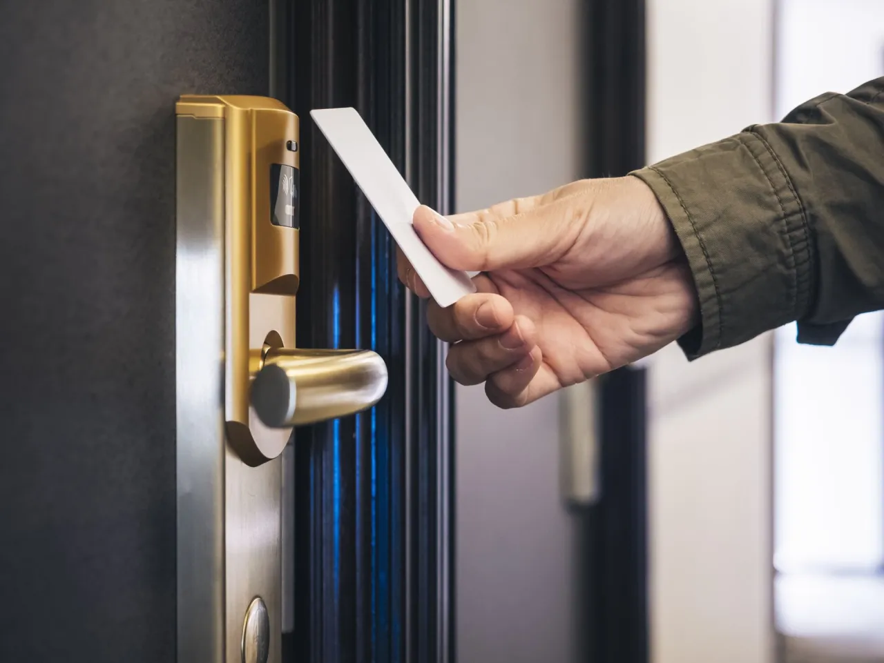 Zdjęcie Jak zamknąć drzwi w hotelu na kartę od środka i uniknąć problemów