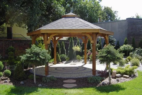 Zdjęcie Czym pokryć dach altany? Najlepsze materiały, które zaoszczędzą czas i pieniądze