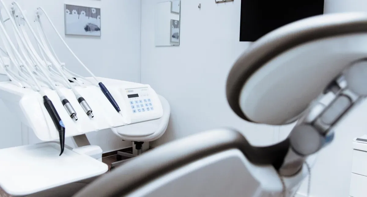 Zdjęcie Leczenie zębów pod narkozą u dzieci NFZ - gdzie znaleźć pomoc?