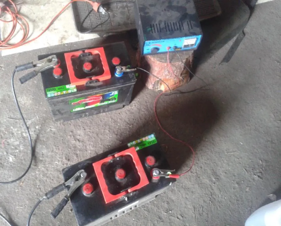 Zdjęcie Jak podłączyć dwa akumulatory do prostownika bez ryzyka uszkodzeń