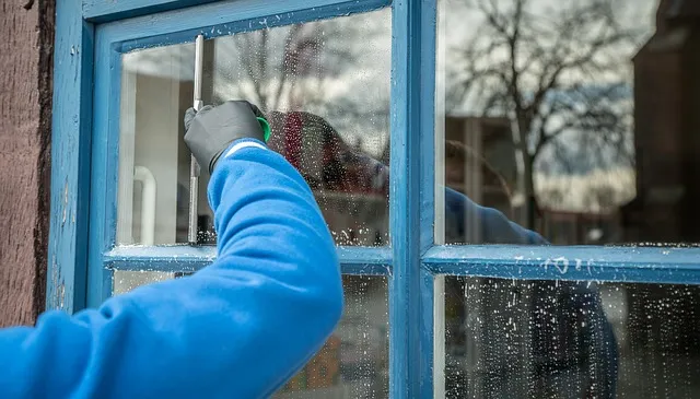 Zdjęcie Skuteczne sposoby na to, czym wyczyścić okna z farby bez uszkodzeń