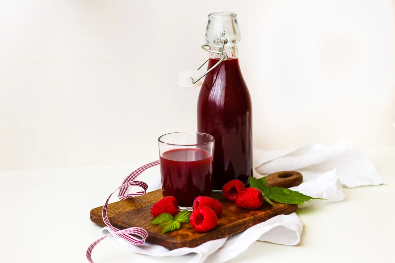 Zdjęcie Jak zrobić sok malinowy na surowo - prosty przepis na pyszny napój